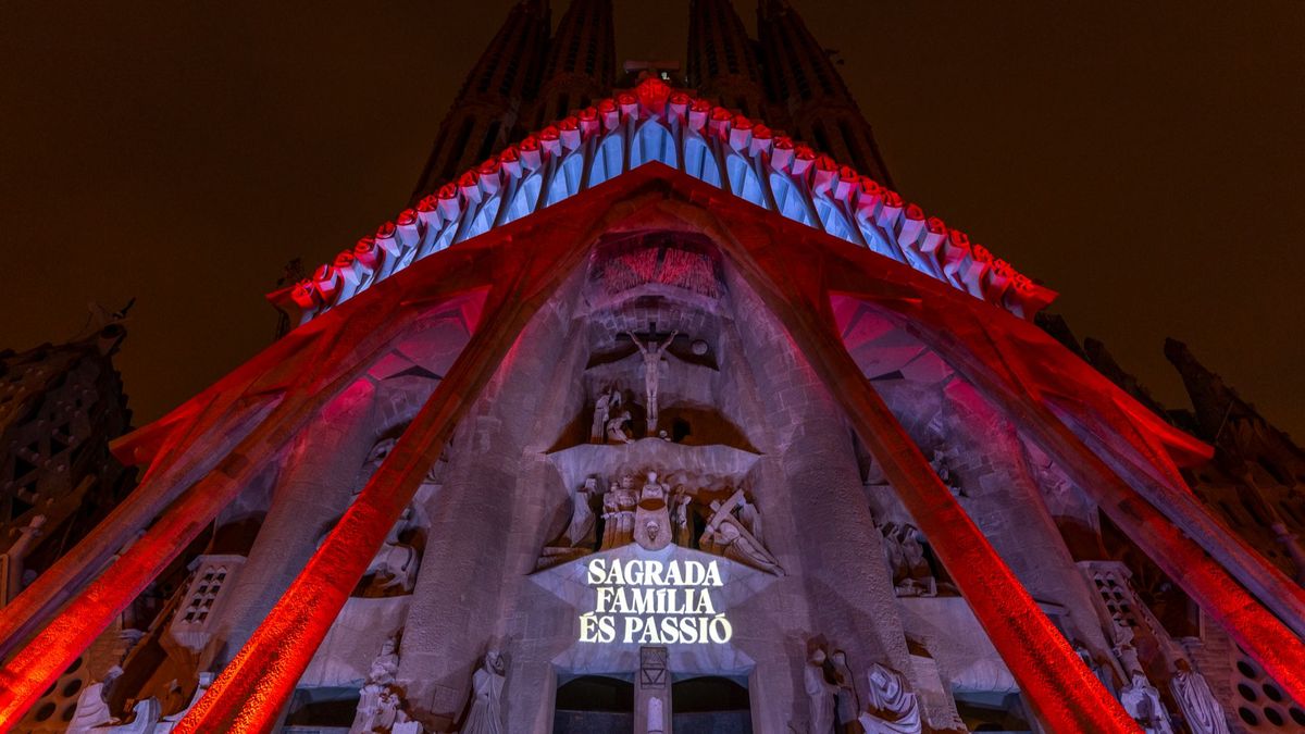 La Sagrada Familia se ilumina por Semana Santa: un espectáculo visual en la fachada de la Pasión