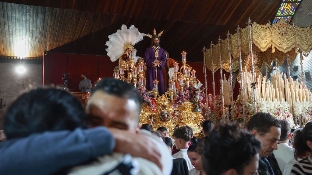 Suspensiones, recorridos recortados y retrasos: la lluvia altera las procesiones del Lunes Santo en casi toda Andalucía