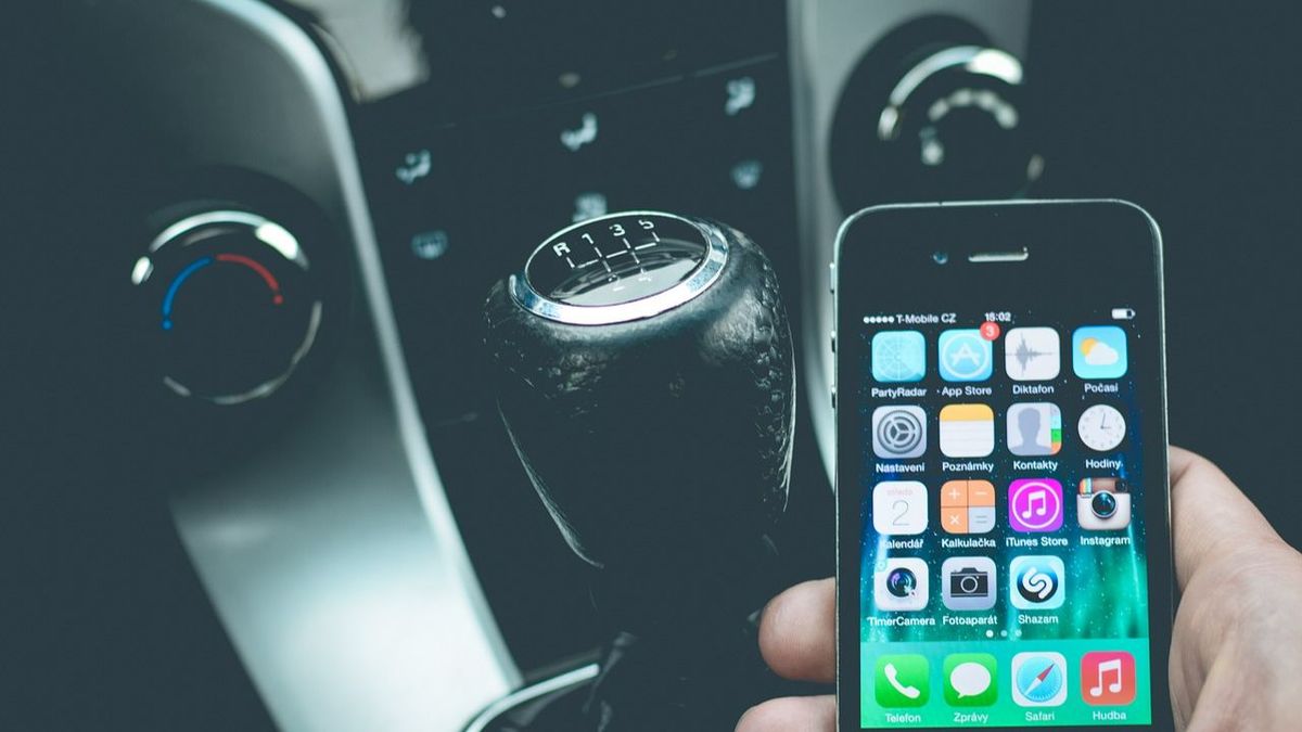 Uno de cada tres jóvenes reconoce que mira sus mensajes en el móvil mientras conduce