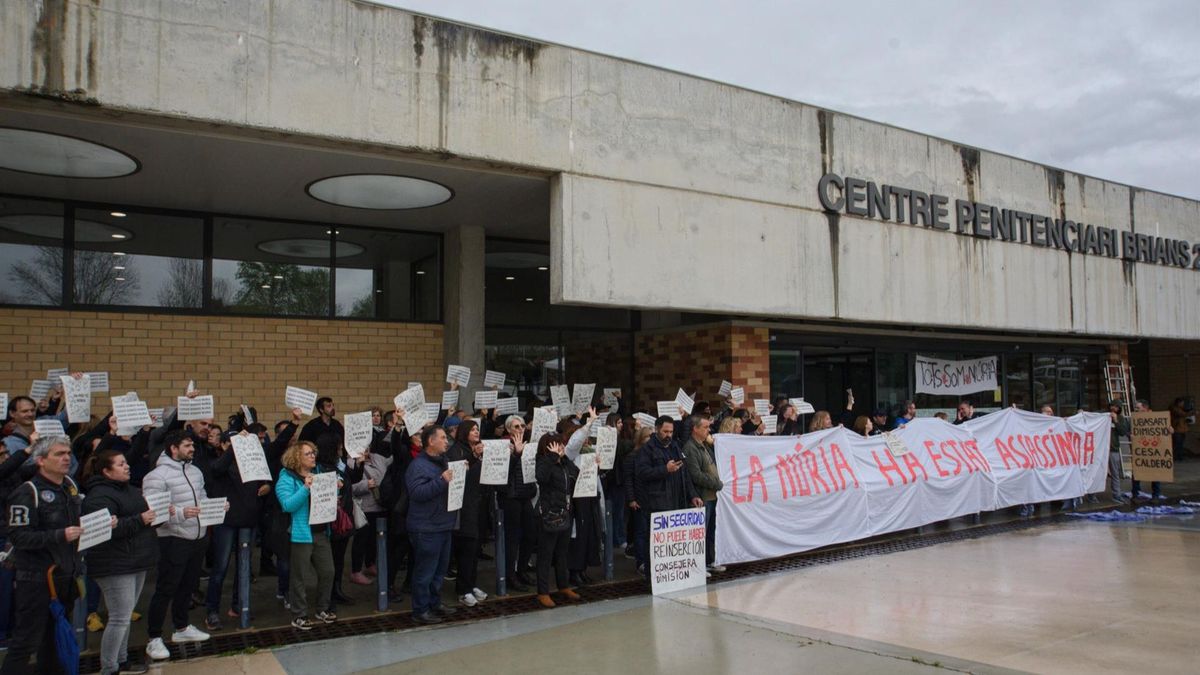 Unos 60 funcionarios protestan ante la cárcel de Brians 2 mientras se espera la salida de Alves