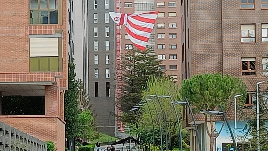 Bandera colocada entre dos edificios del barrio bilbaíno de Txurdinaga