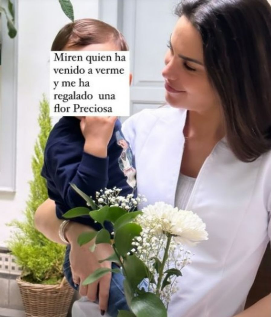 Carla Barber posa con su hijo Bastian