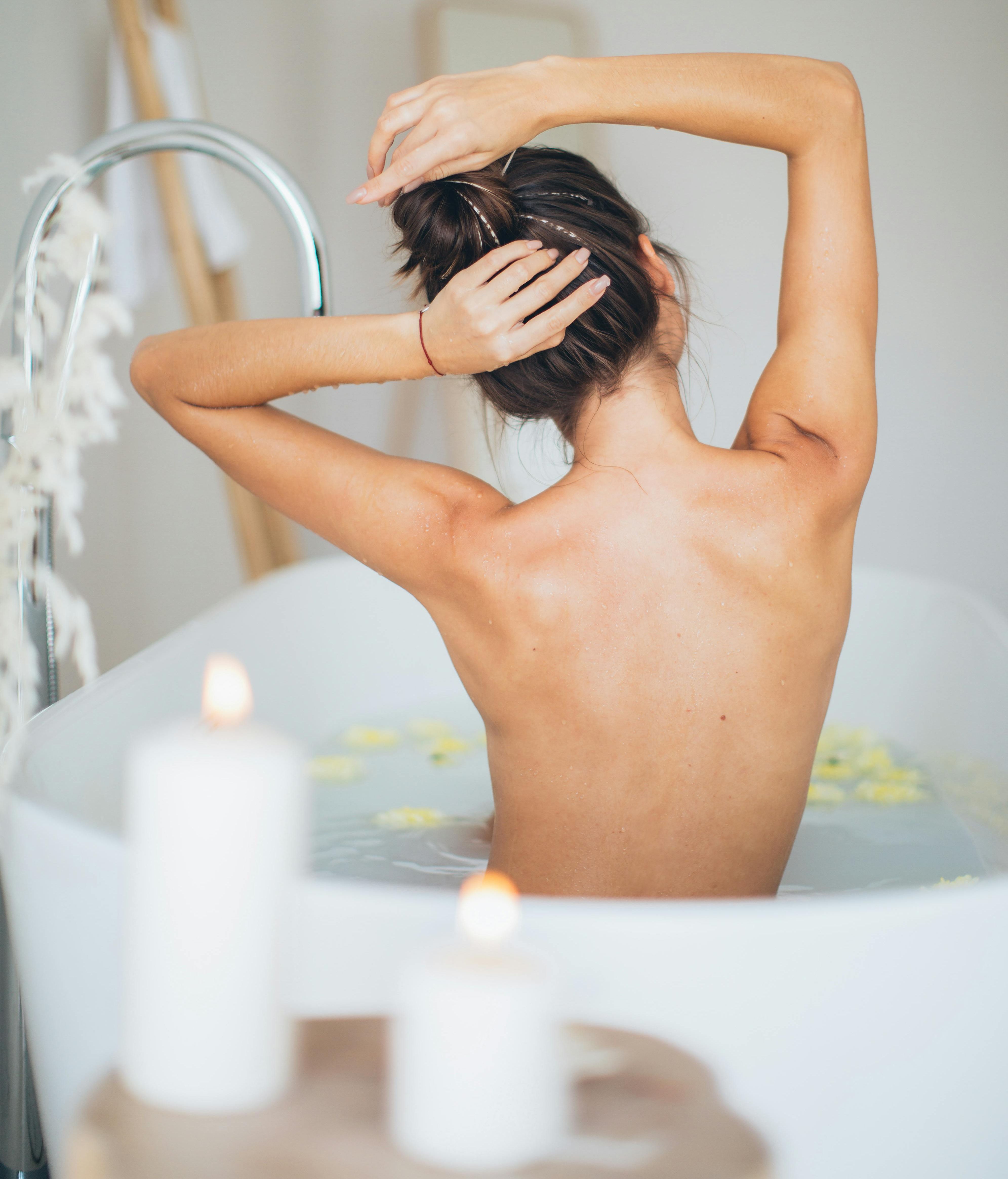 El agua de romero ayuda a evitar la caída del cabello. FUENTE: Pexels