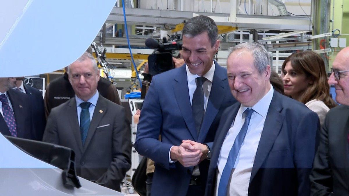 El presidente del Gobierno durante su visita a las instalaciones de Mercedes, en Vitoria