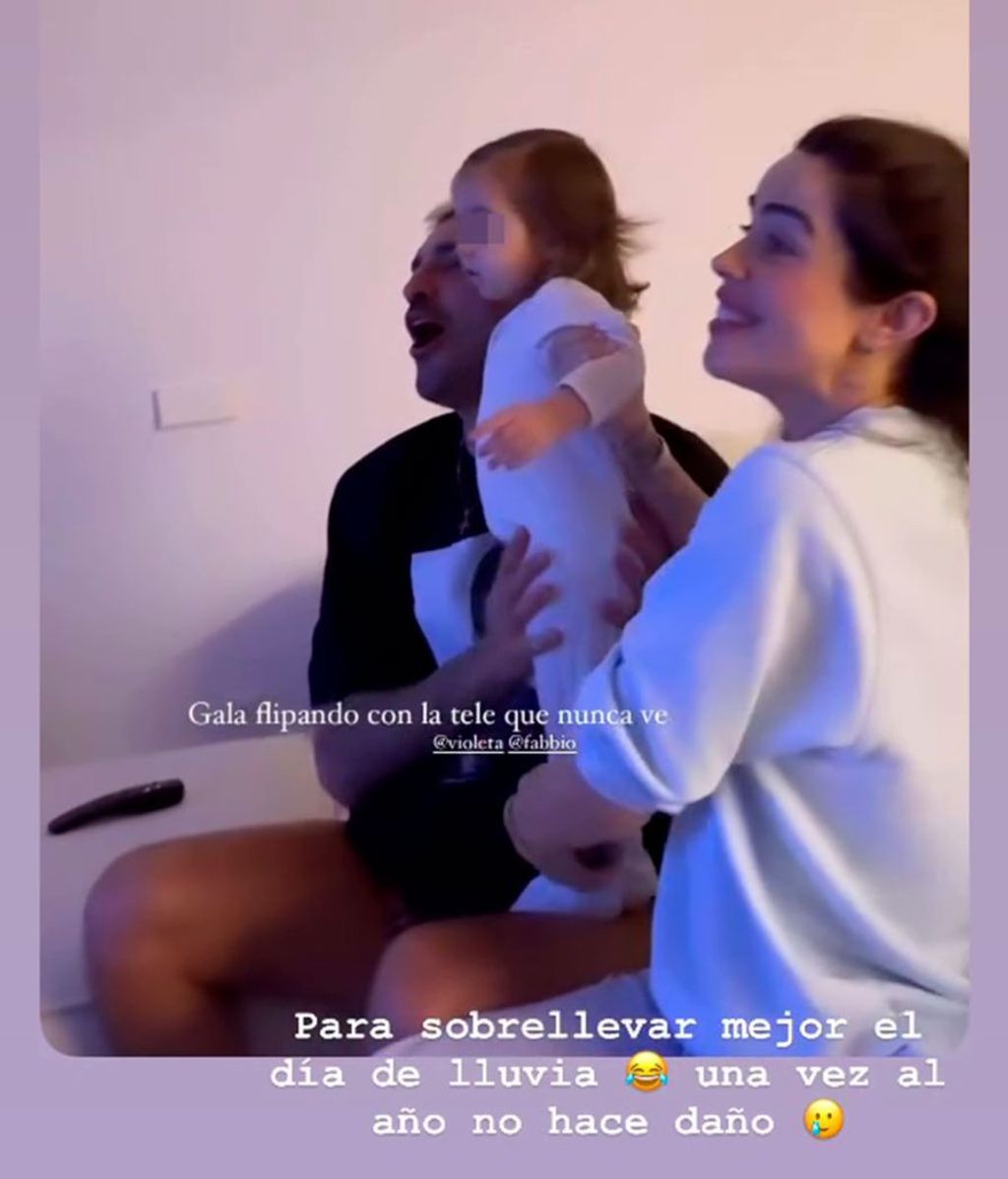 Gala, la hija de Violeta y Fabio, viendo la tele