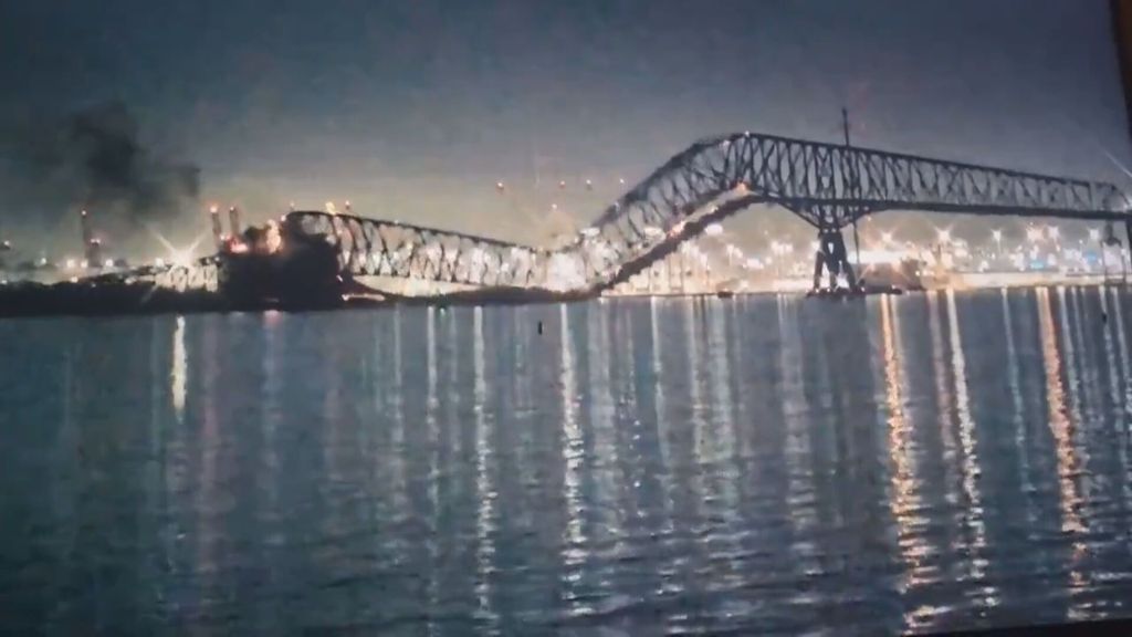 Un barco carguero choca contra el puente Key en Baltimore, Estados Unidos, y varios coches caen al agua