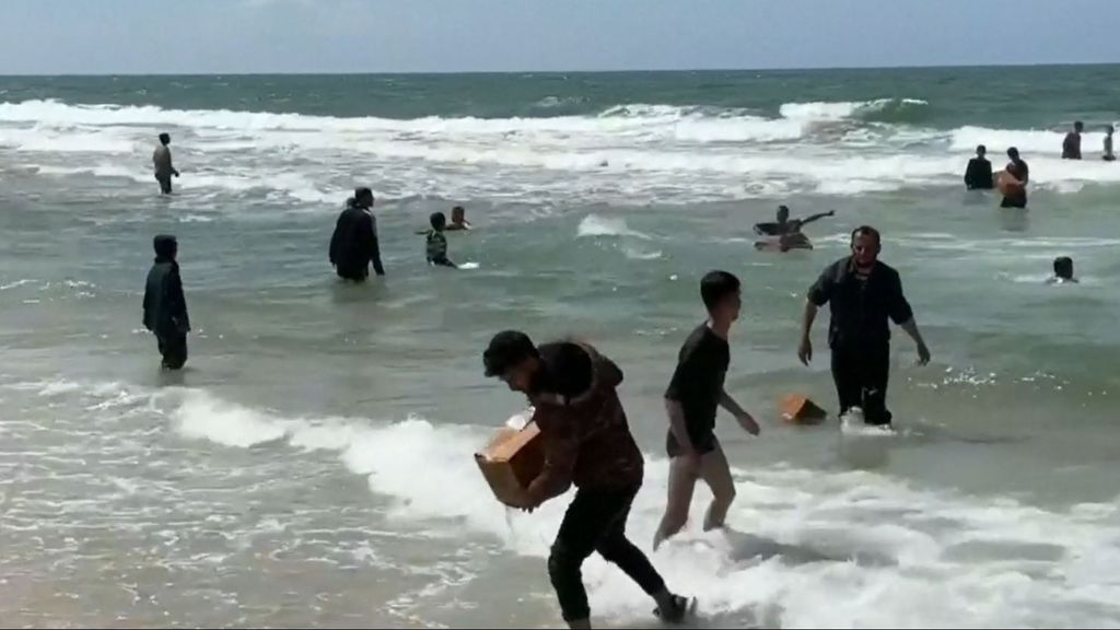 La desesperación en Gaza: miles de personas se lanzan al mar y se juegan la vida por comida