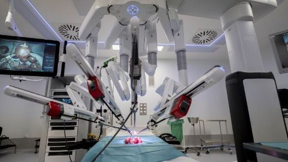 La operación en el hospital universitario de La Paz se ha realizado la extirpación del hígado en paciente vivo con el robot Da Vinci