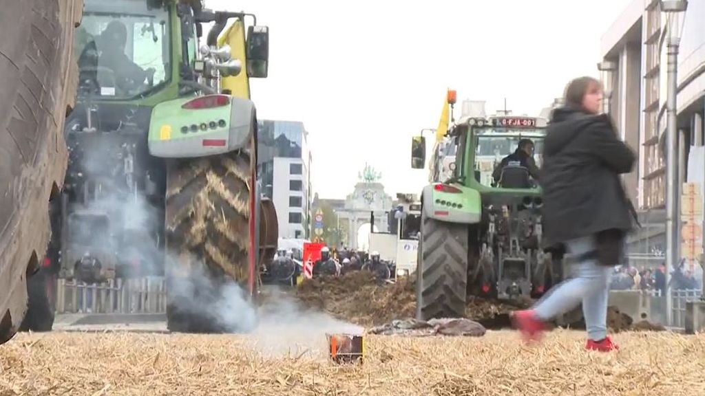 Los agricultores vuelven a protestar en Bruselas el día en que los 27 ceden a sus reivindicaciones