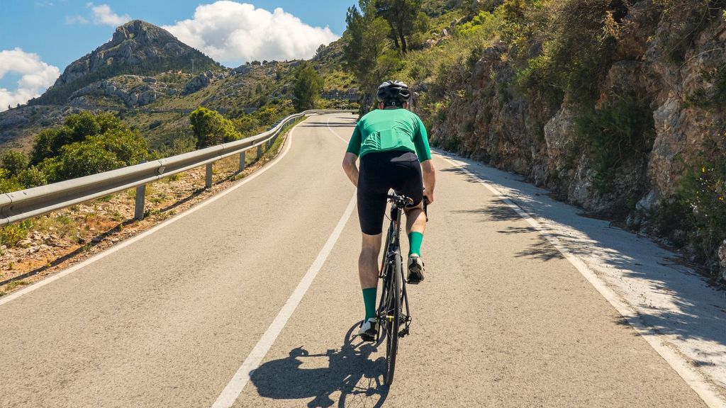 ¿Permite la DGT adelantar a un ciclista habiendo una raya continua?