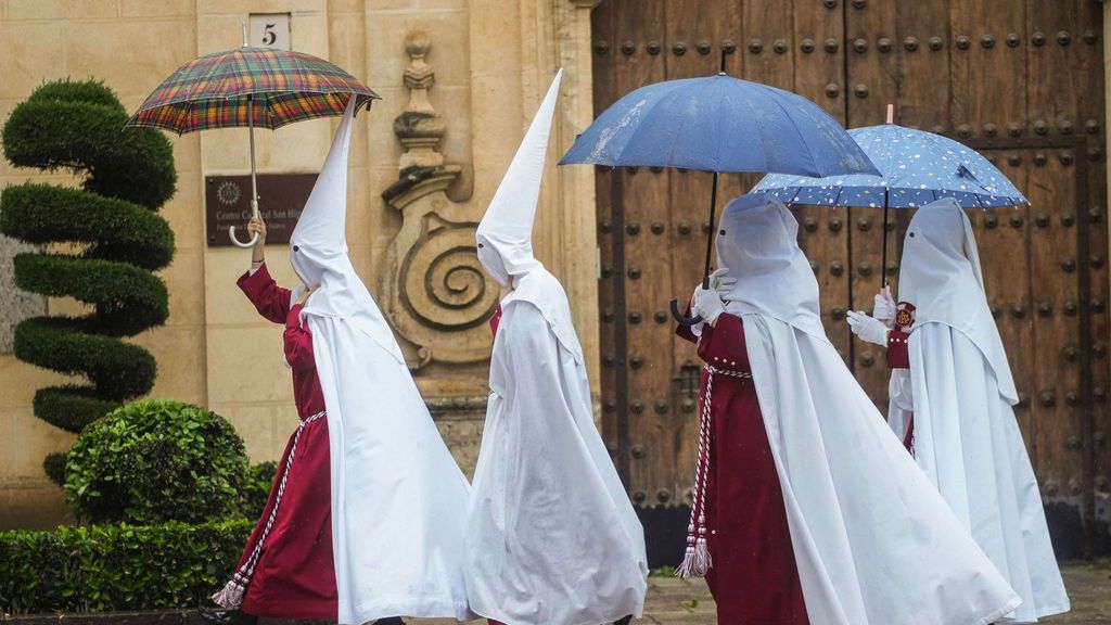 La mayoría de las cofradías andaluzas procesionan pese al riesgo de lluvia