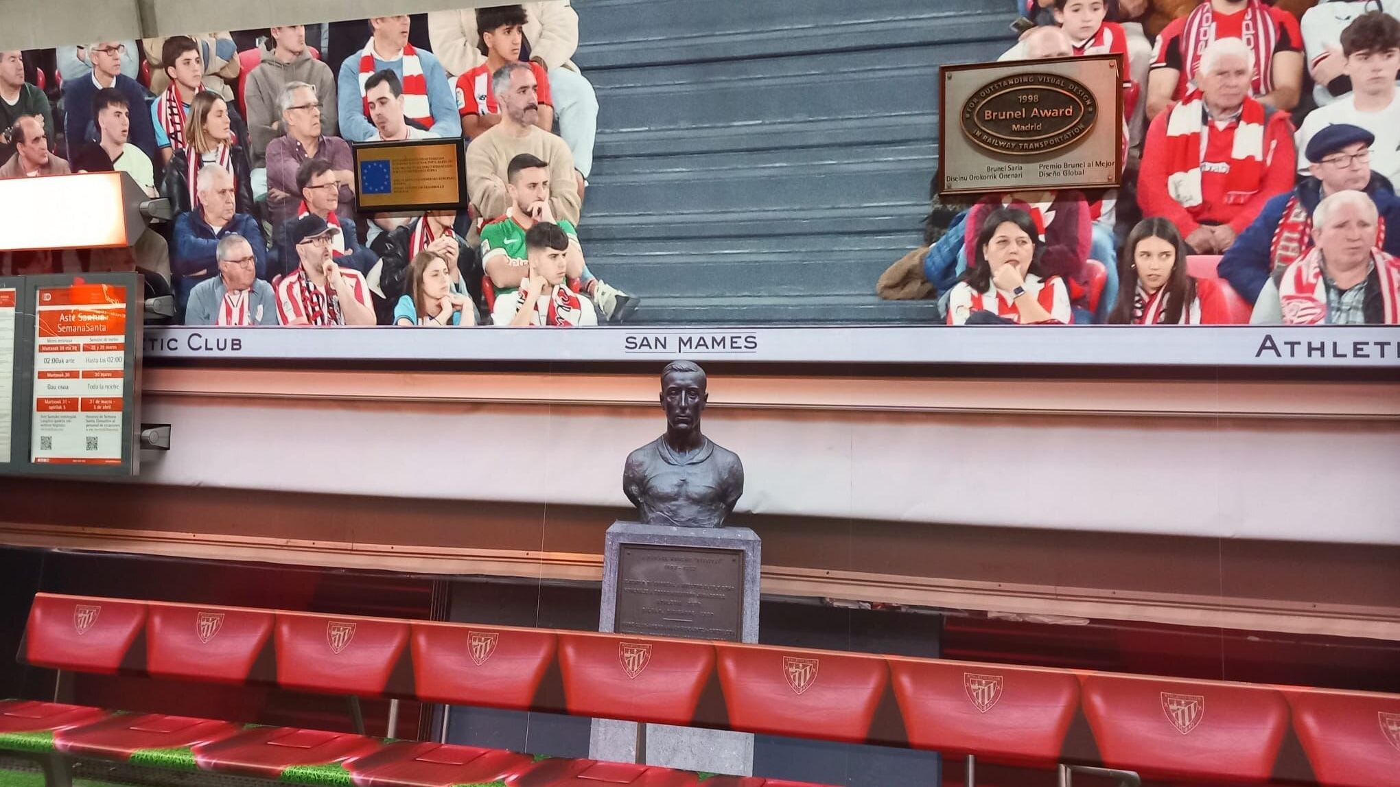 Un impresionante mural gigante cubre las paredes de la estación de Moyua