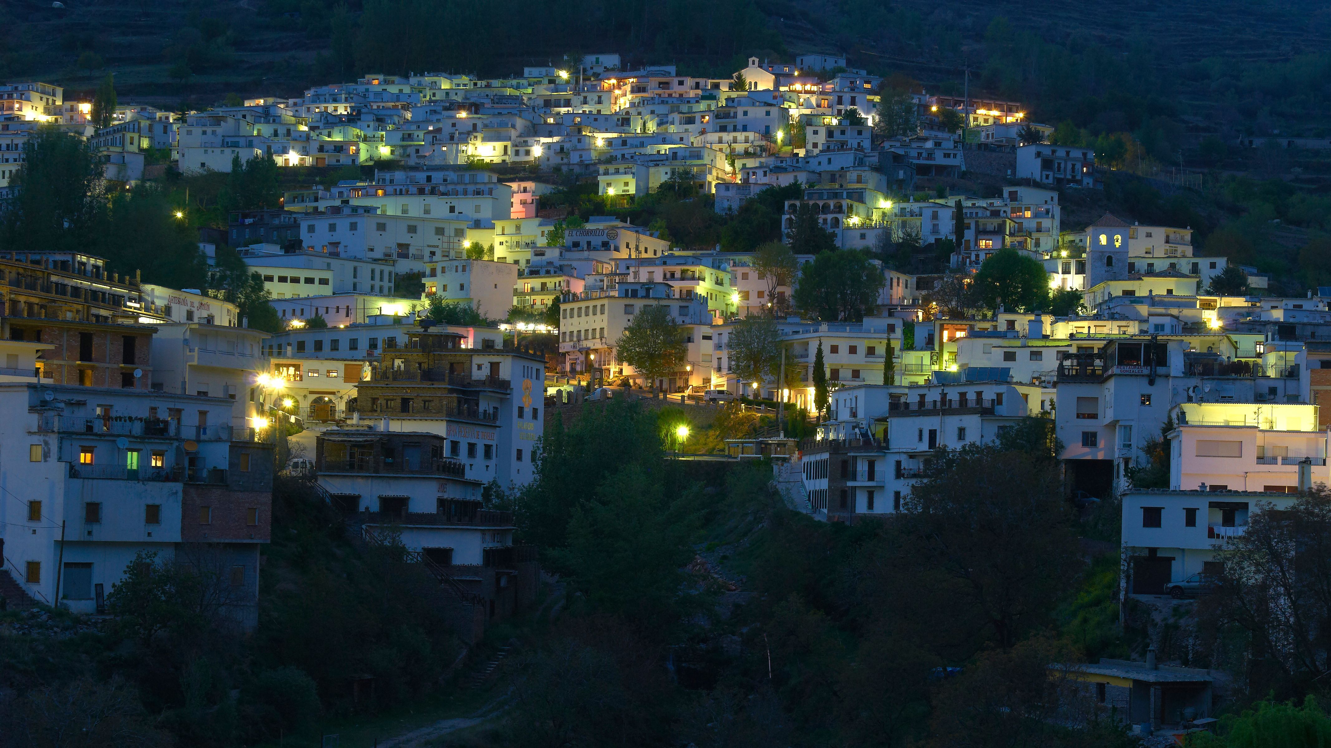 Vista nocturna de Trevelez en la Sierra Nevada, en la Alpujarra.