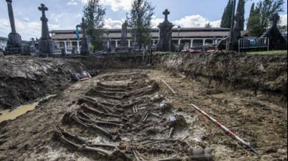 14 cuerpos hallados en la segunda fase de excavaciones en el cementerio de Amorebieta (Bizkaia)