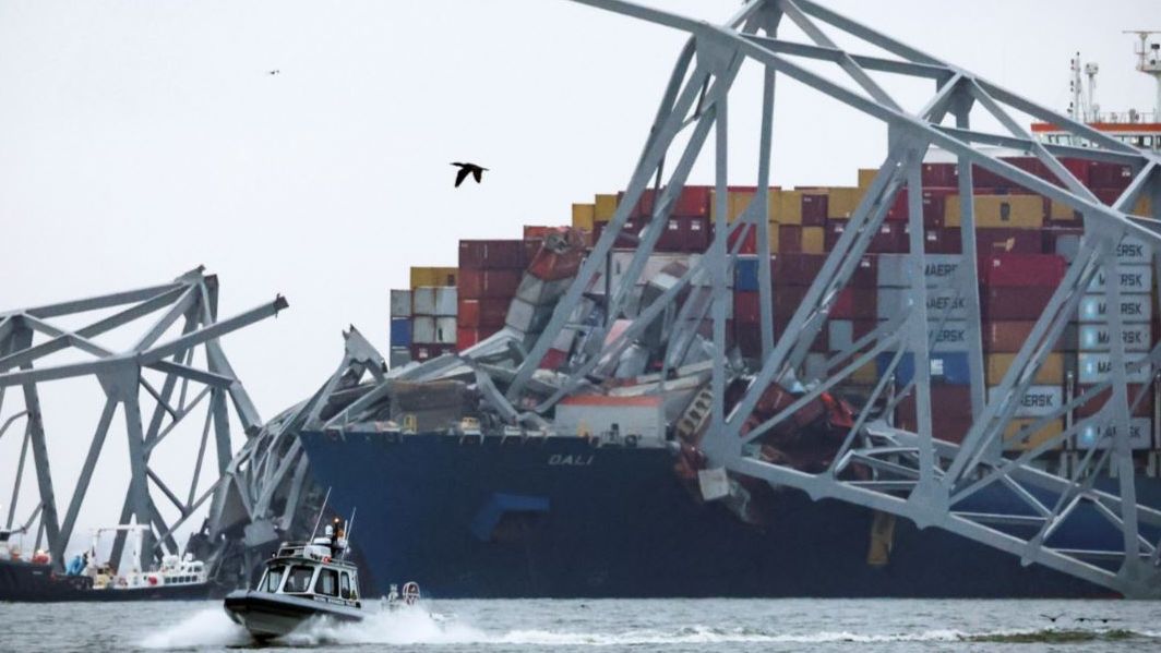 El carguero Dali con parte de la estructura metálica del puente de Baltimore sobre la borda