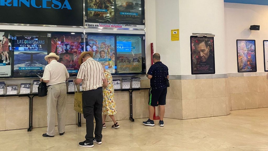 Espectadores mayores aprovechan la oferta de dos euros por entrada para ir al cine los martes
