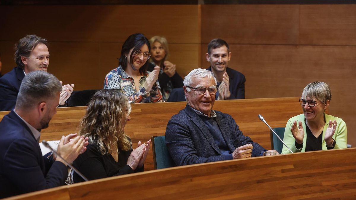 Joan Ribó recibe el aplauso de sus compañeros en su despedida