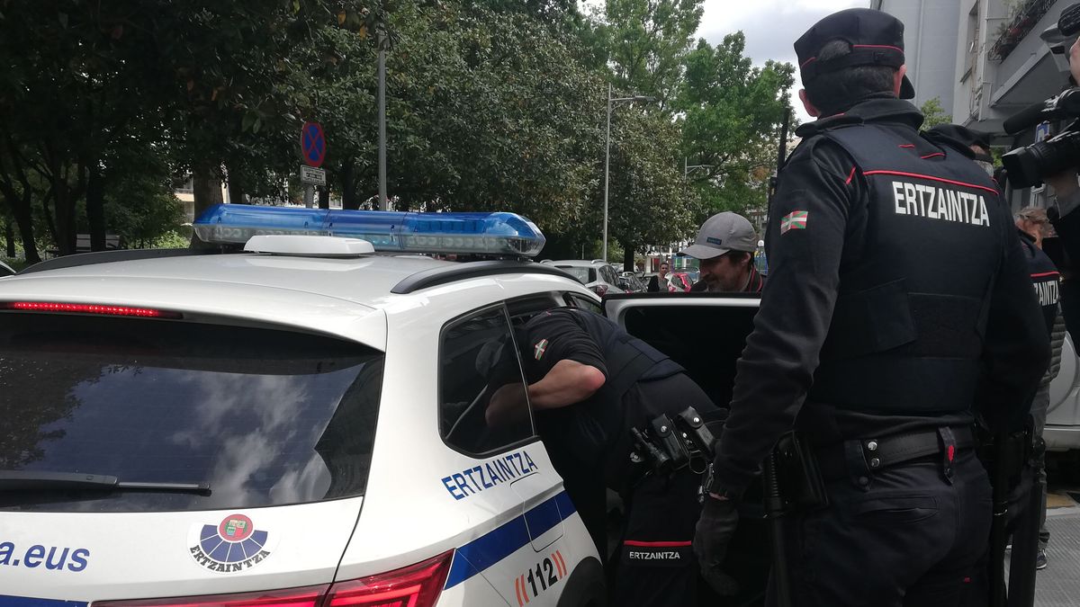 Momento en el que agentes de la Ertzaintza introducen a un detenido en el vehículo policial