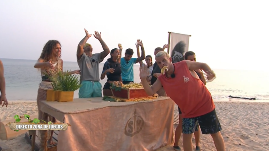 Playa Condena gana la prueba de recompensa en un ajustado duelo frente a Playa Olimpo ¡y devoran una fuente de huevos y patatas fritas!