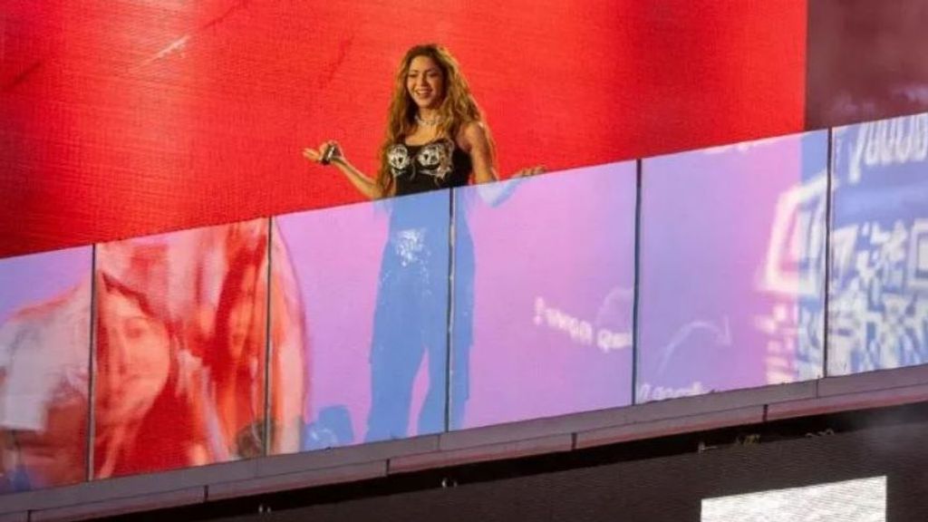Shakira reúne a 40.000 personas en Times Square en un concierto gratuito