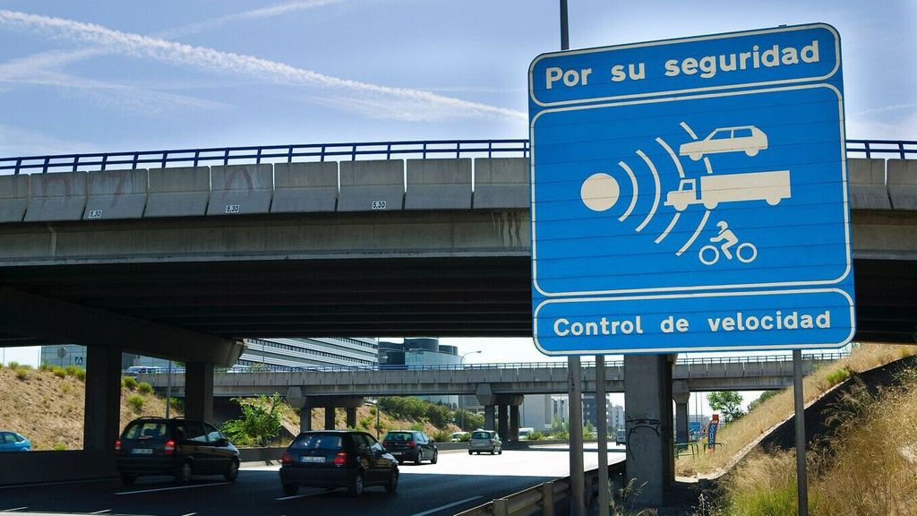 Un cartel avisa de la presencia de un dispositivo de control de velocidad