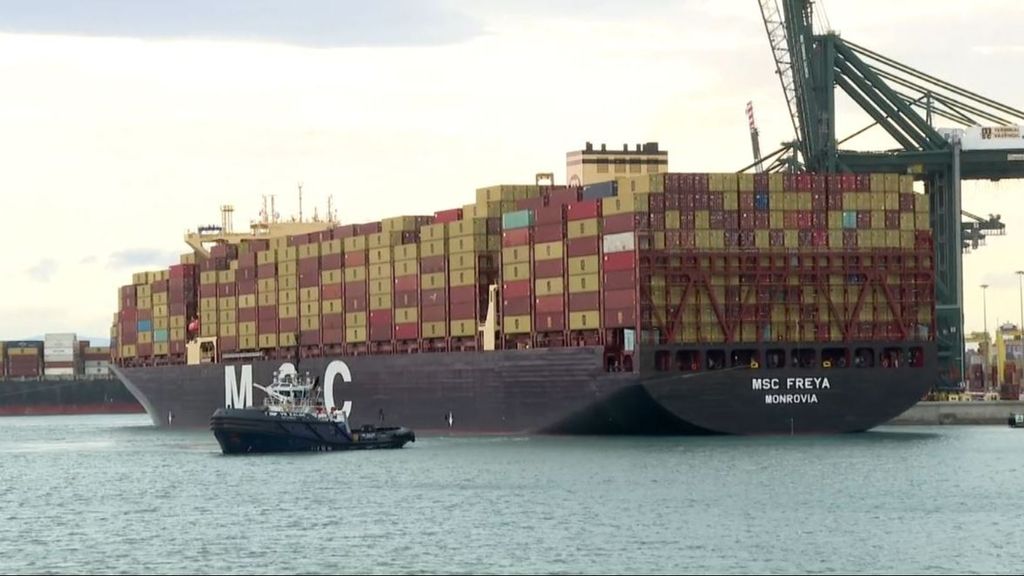 Un equipo de Informativos Telecinco comprueba cómo son las maniobras de entrada y salida de los grandes cargueros en los puertos