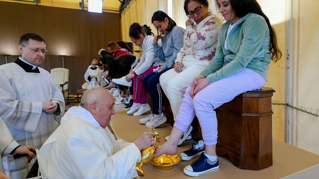 El Papa, en silla de ruedas, lava los pies de 12 presas