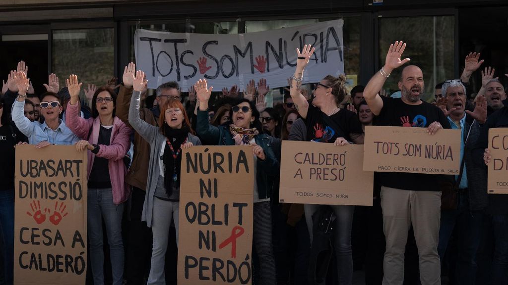 Funcionarios protestan con carteles durante una concentración frente al Centro Penitenciario Brians 2