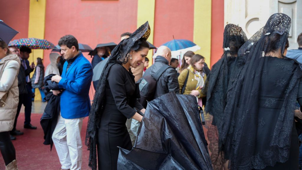 La lluvia deja a Sevilla sin procesiones el Jueves Santo y amenaza a la 'Madrugá'