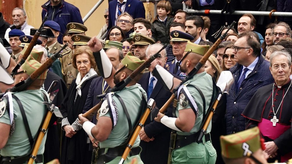 La reina Sofía preside en Málaga el desembarco de la Legión y el traslado del Cristo de Mena