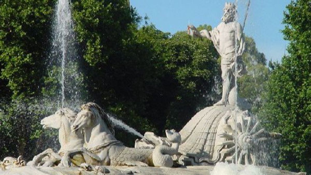 Madrid estudia el estado de conservación de la Fuente de Neptuno para valorar una posible intervención