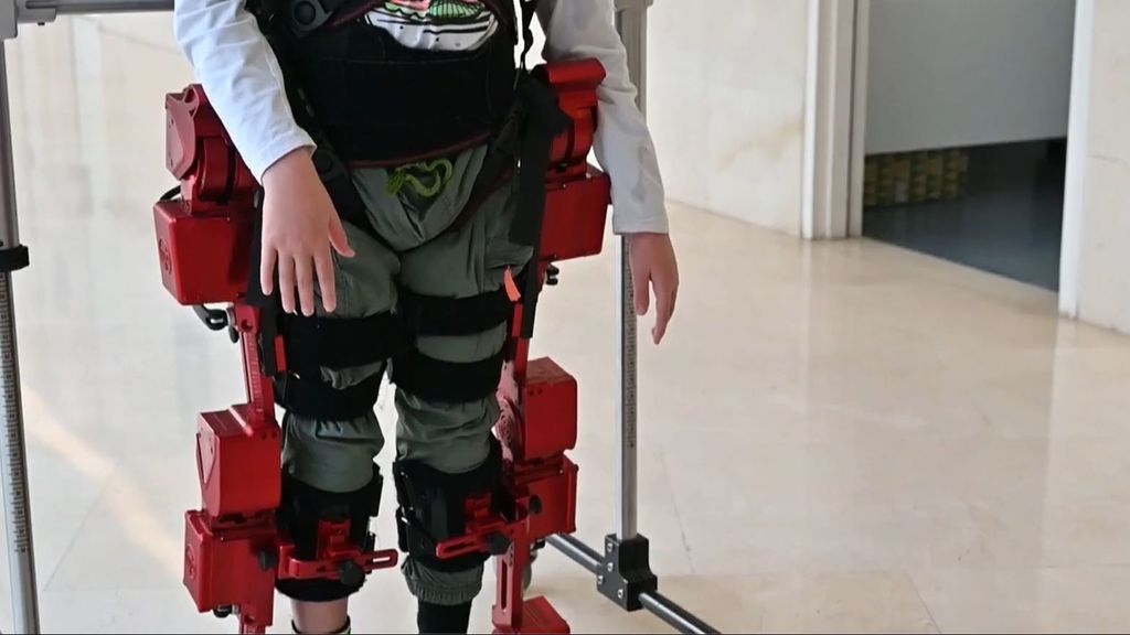 Ponerse de pie con parálisis cerebral: así lo consiguen Raúl y Diego gracias a un exoesqueleto