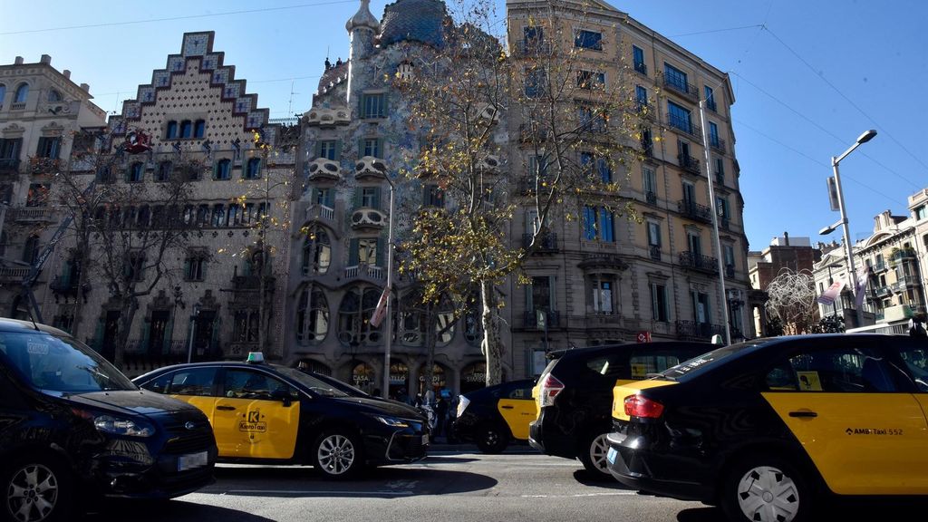 Varios taxis en Barcelona