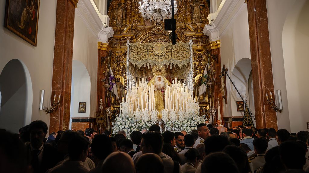 La Madrugá de Sevilla, en blanco: las hermandades se tuvieron que rendir a la amenaza de lluvia