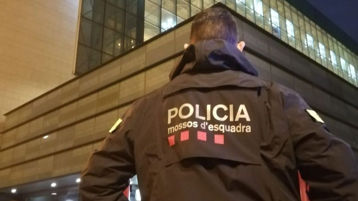 Los Mossos buscan a un hombre armado que se escapó tras atrincherarse en L'Hospitalet