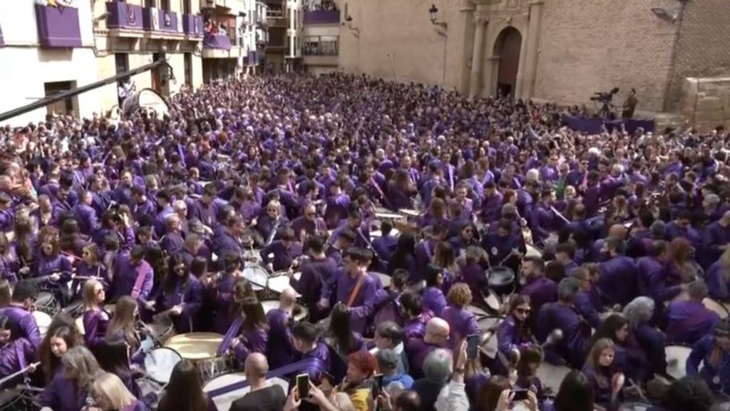 Miles de tambores suenan al unísono en el acto de Romper la Hora en Calanda, Teruel