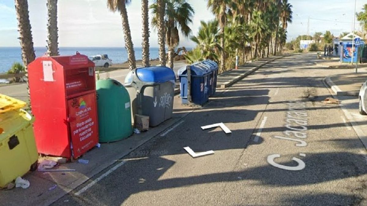 Muere un joven al quedar su cuello atrapado en la trampilla de un contenedor de ropa usada en Málaga