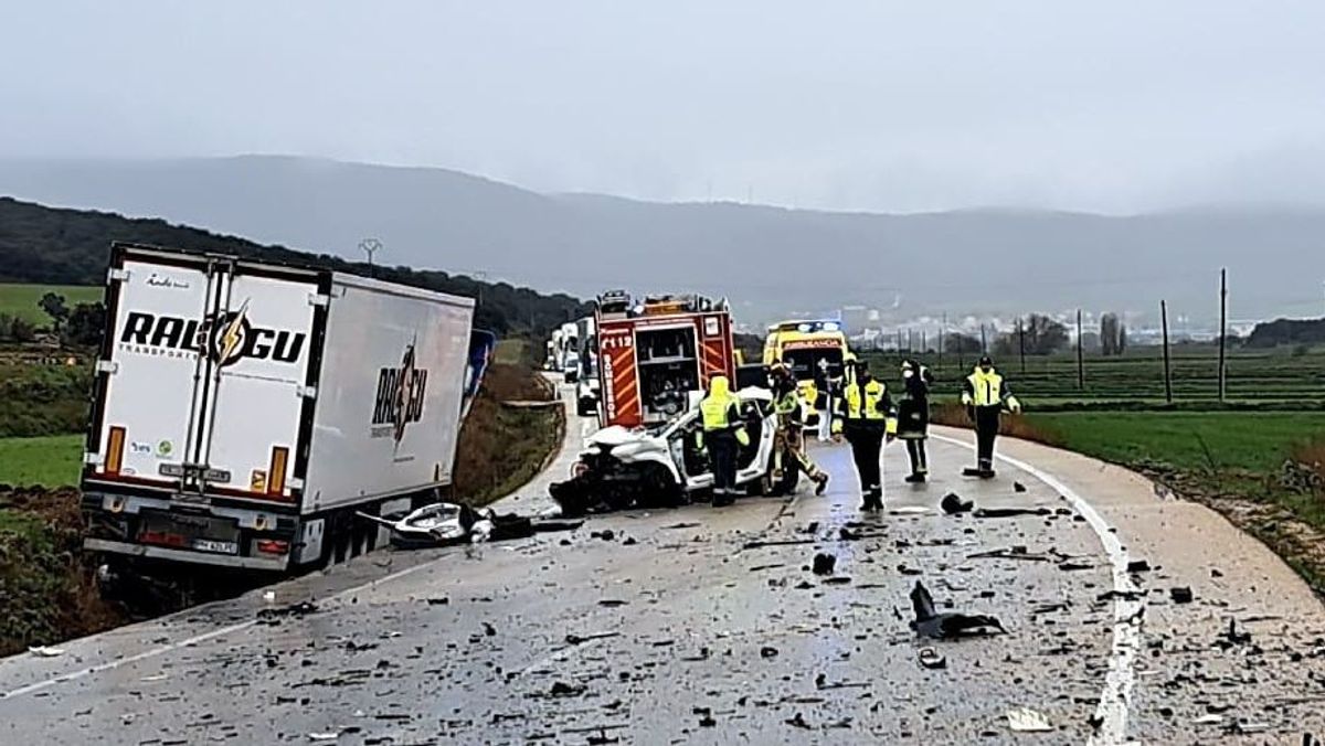 Mueren dos jóvenes de 22 y 30 años en el choque entre un turismo y un camión en Soria