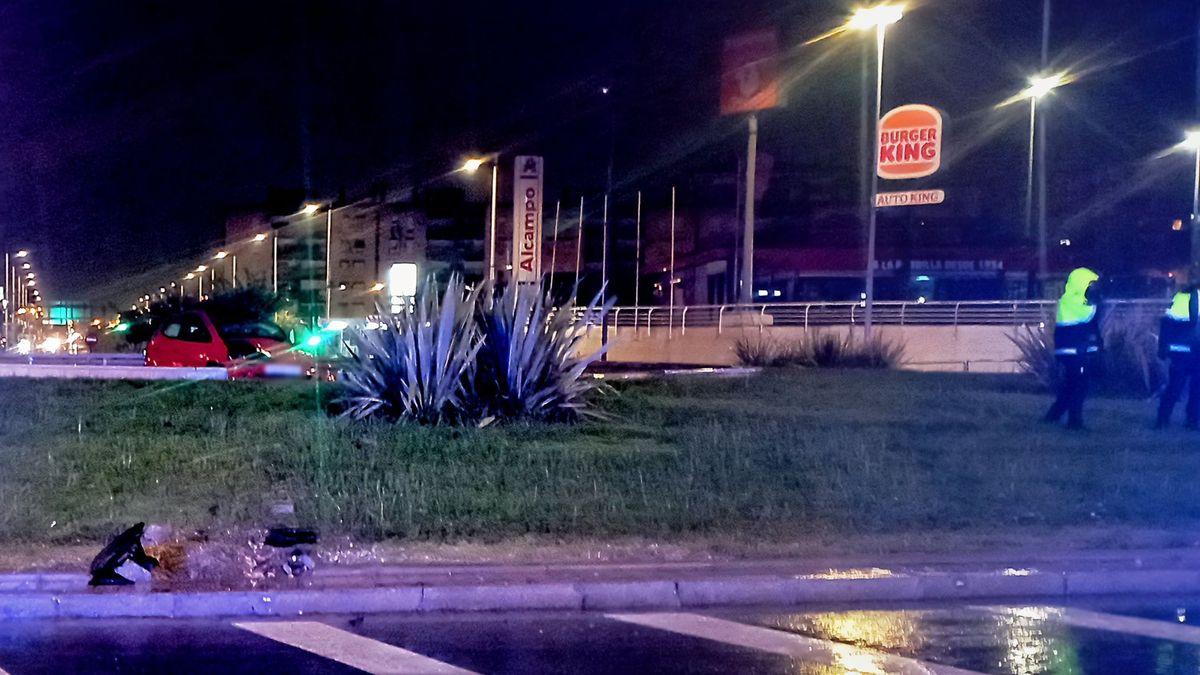 Accidente de un coche en una rotonda en Granada capital