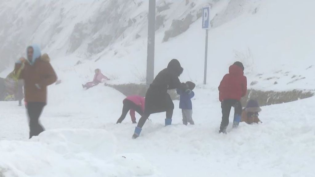 Las familias disfrutan de la nieve en la sierra madrileña