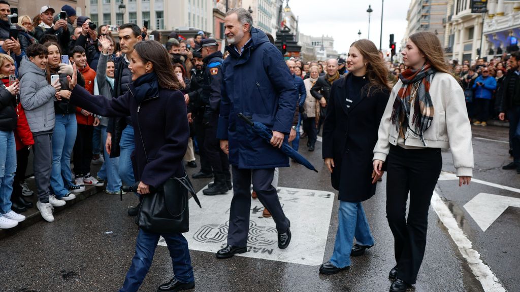 Los reyes y Leonor y Sofía se unen en Madrid a la procesión de la Soledad, bajo una lluvia ligera