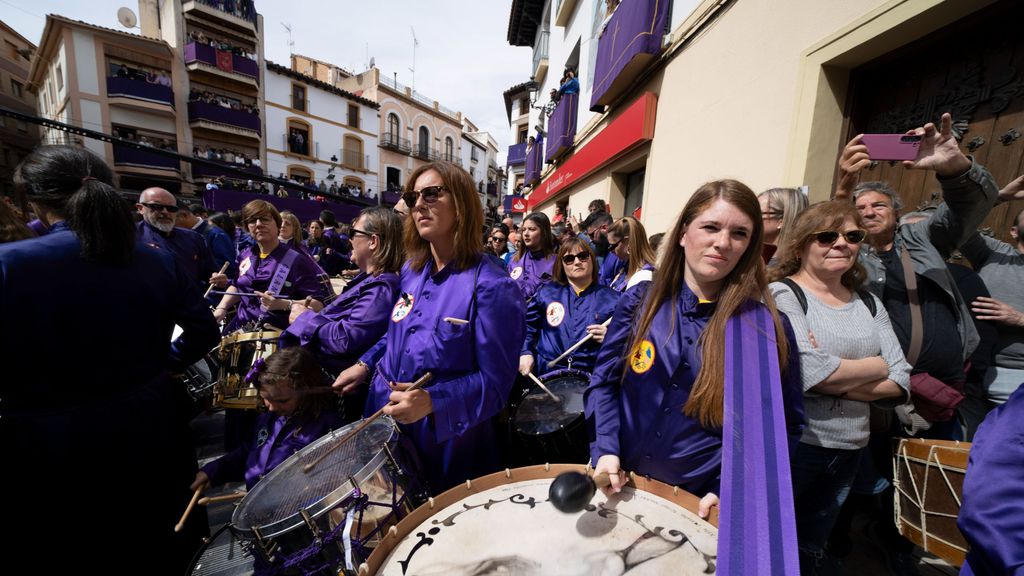 Los tambores se convierten en los protagonistas indiscutibles de la Semana Santa en la 'Rompida de la Hora' de Calanda, en Teruel
