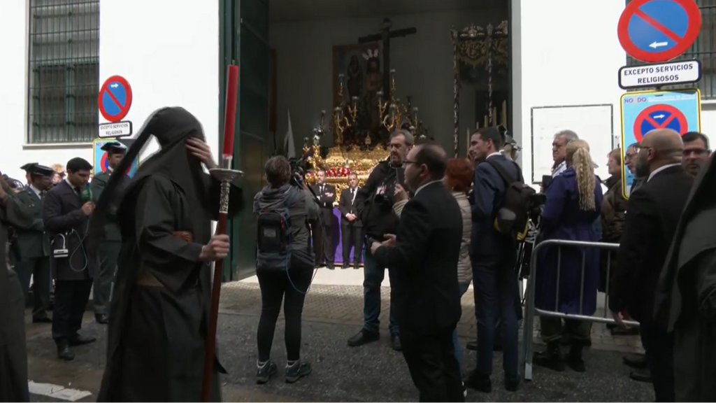 Una pizca de esperanza en Sevilla: la primera procesión de este sábado logra salir a la calle sin lluvia