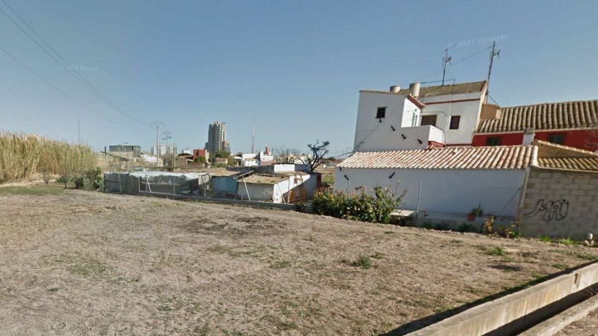 Vivienda junto a un terreno en el barrio de la Punta de Valencia