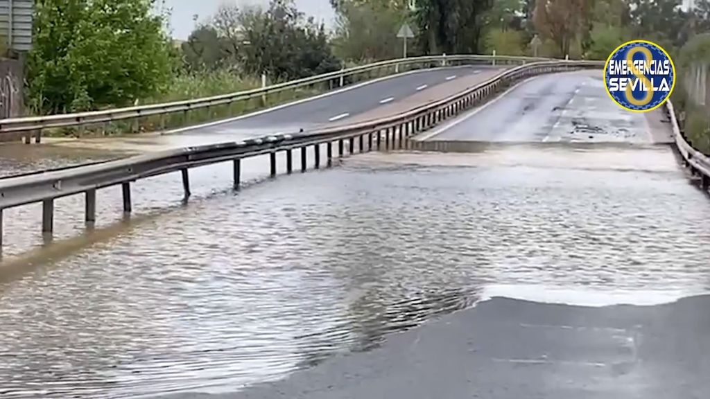 Balsa de agua en la carretera SE-020 en Sevilla