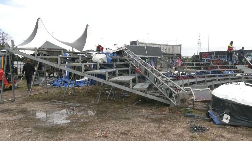 Estructura de un circo caída por el viento