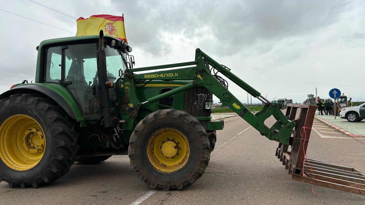 Un tractor corta una carretera en Alvarado (Badajoz) durante las protestas de agricultores y ganaderos.