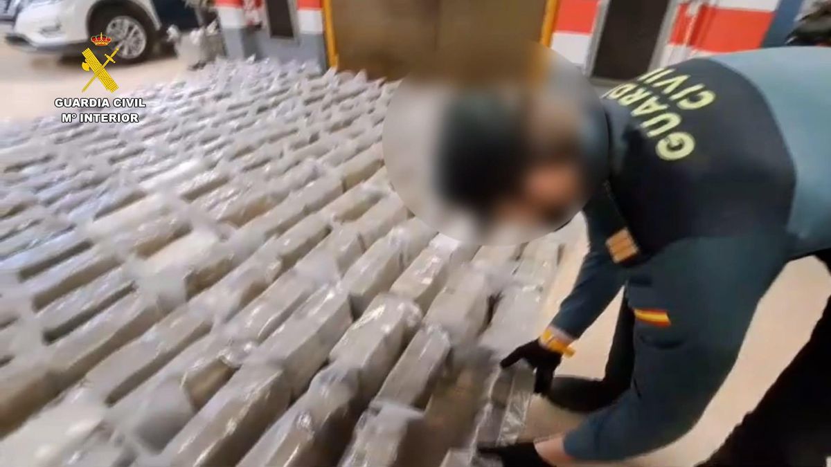 La Guardia Civil incauta casi 1.200 kilos de hachís ocultos en la refrigeración de un camión