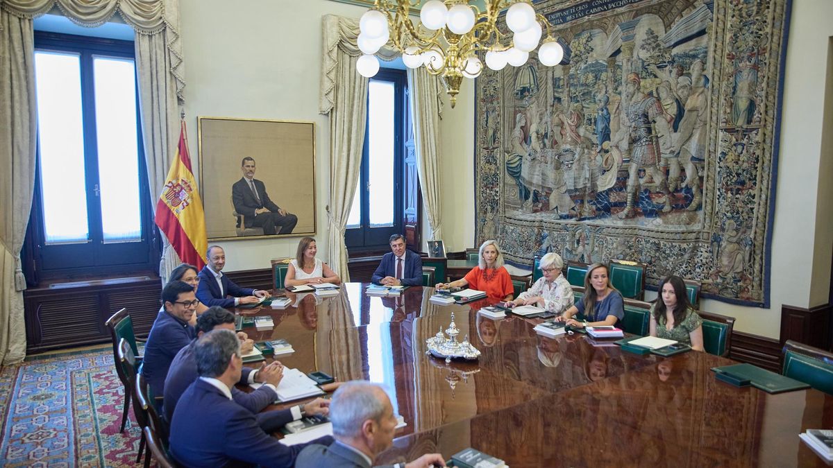 Archivo - La presidenta del Congreso, Francina Armengol, preside la primera reunión de la Mesa del Congreso de los Diputados de la XV Legislatura.