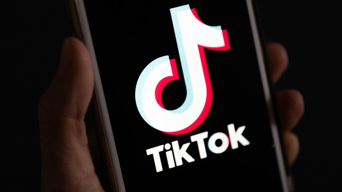 Archivo - FILED - 22 September 2023, Berlin: The logo of the TikTok platform is displayed on a smartphone. Photo: Monika Skolimowska/dpa